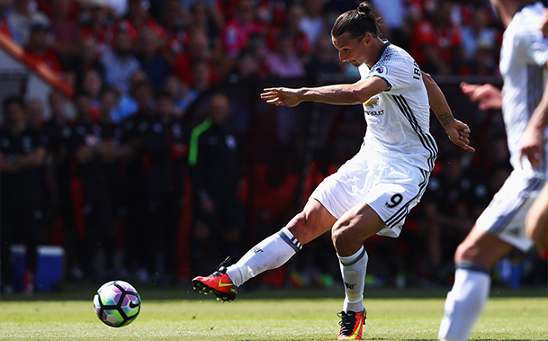 Ibrahimovic marca e United faz boa estreia pela Premier League